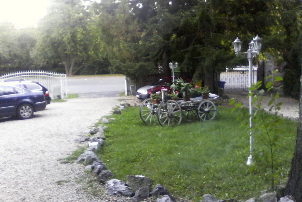 Fehér Hintó Miskolc Kültér fotó