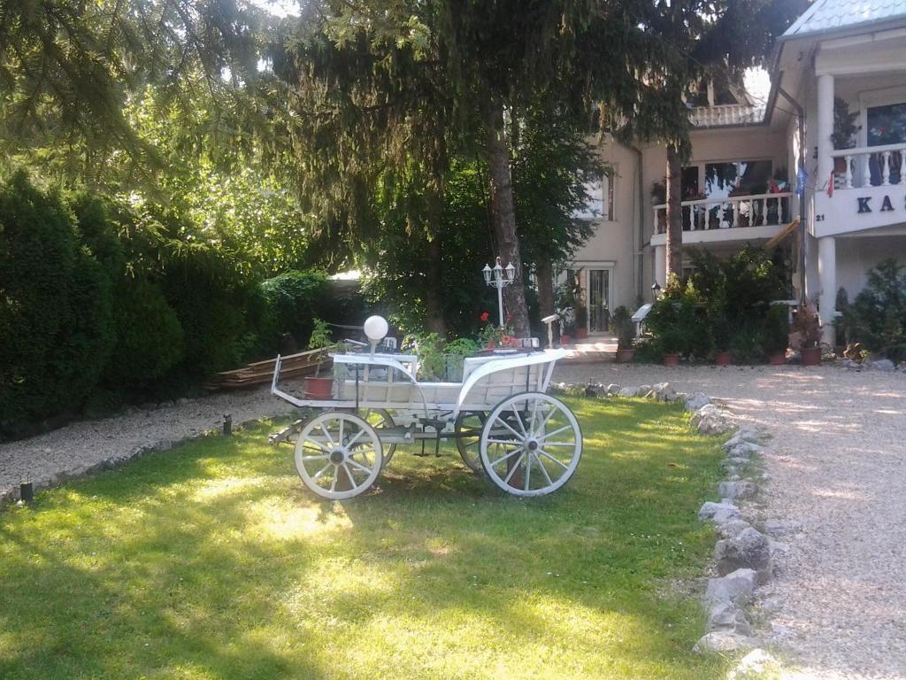 Fehér Hintó Miskolc Kültér fotó
